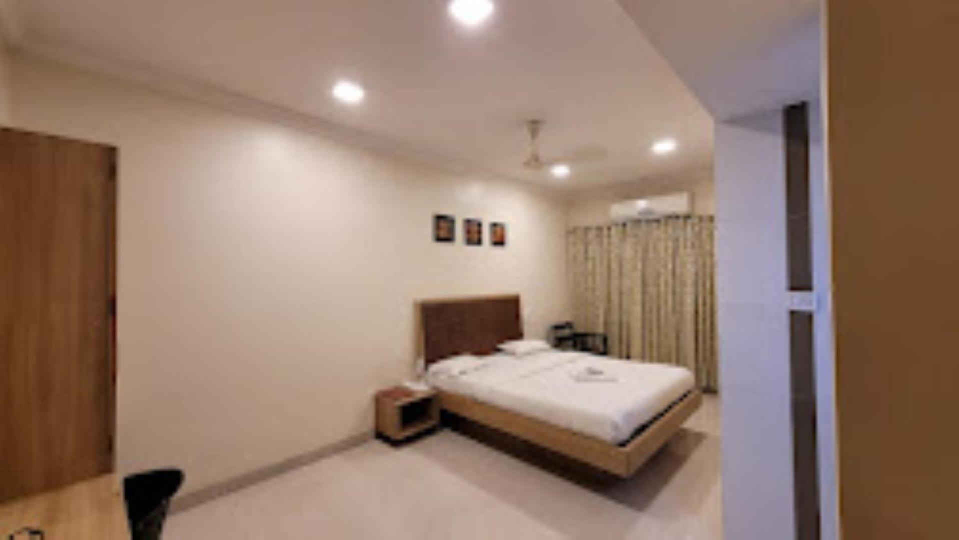 Hotel Maratha Palace,Satara Extérieur photo