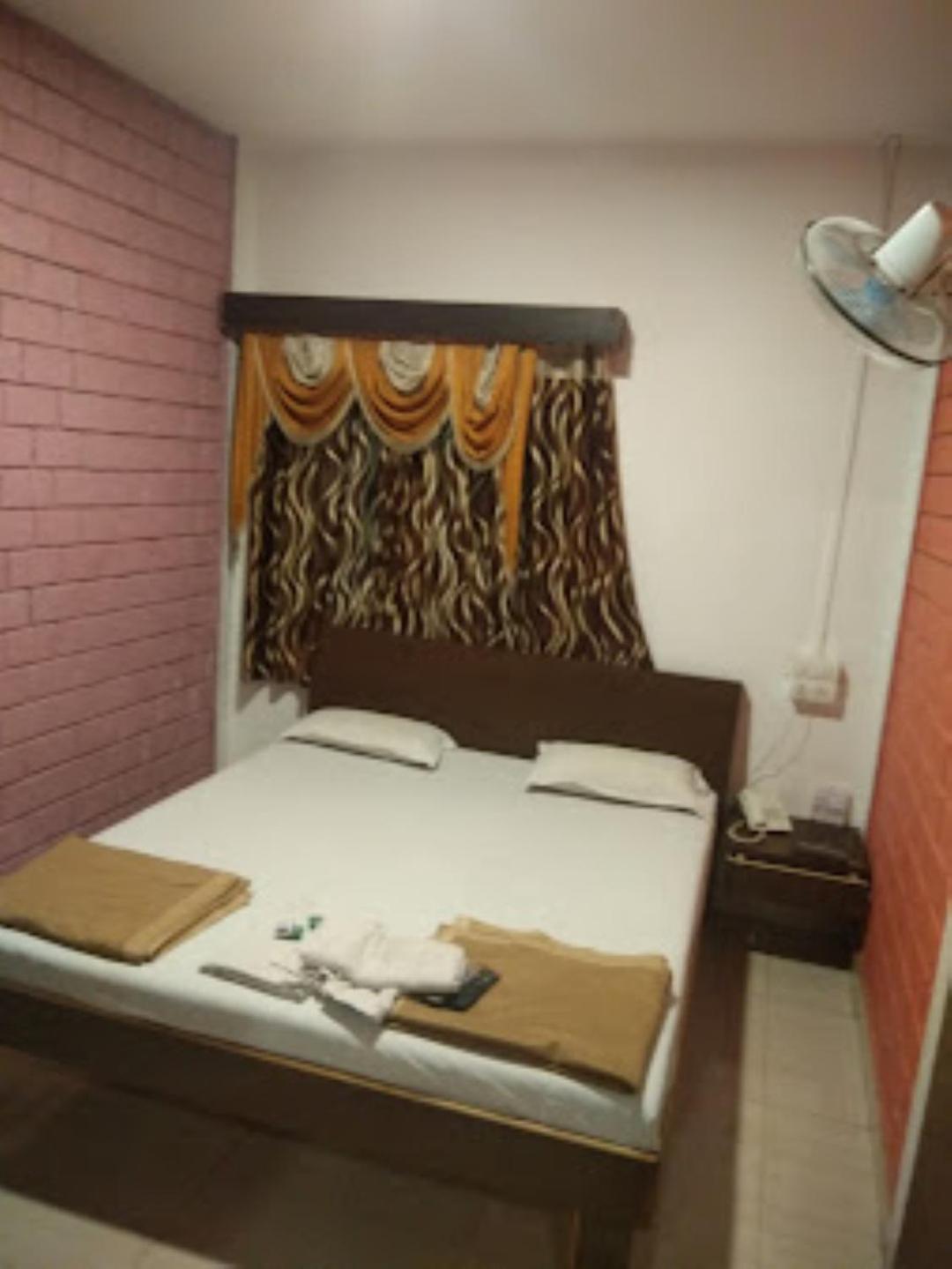 Hotel Maratha Palace,Satara Extérieur photo