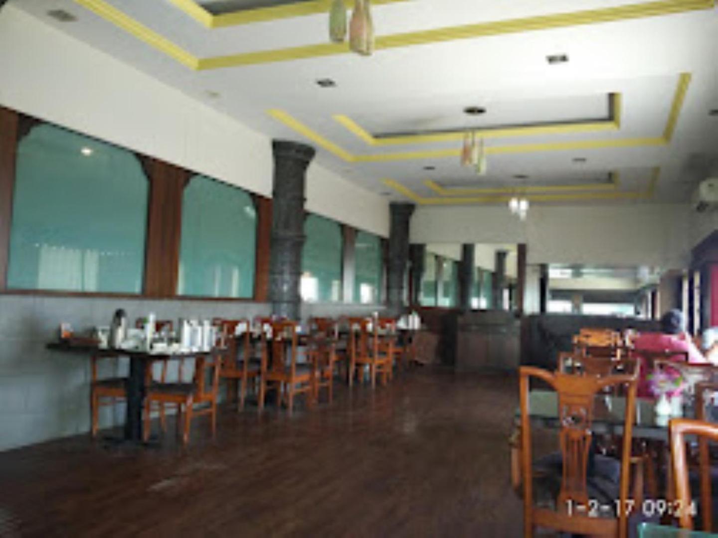 Hotel Maratha Palace,Satara Extérieur photo