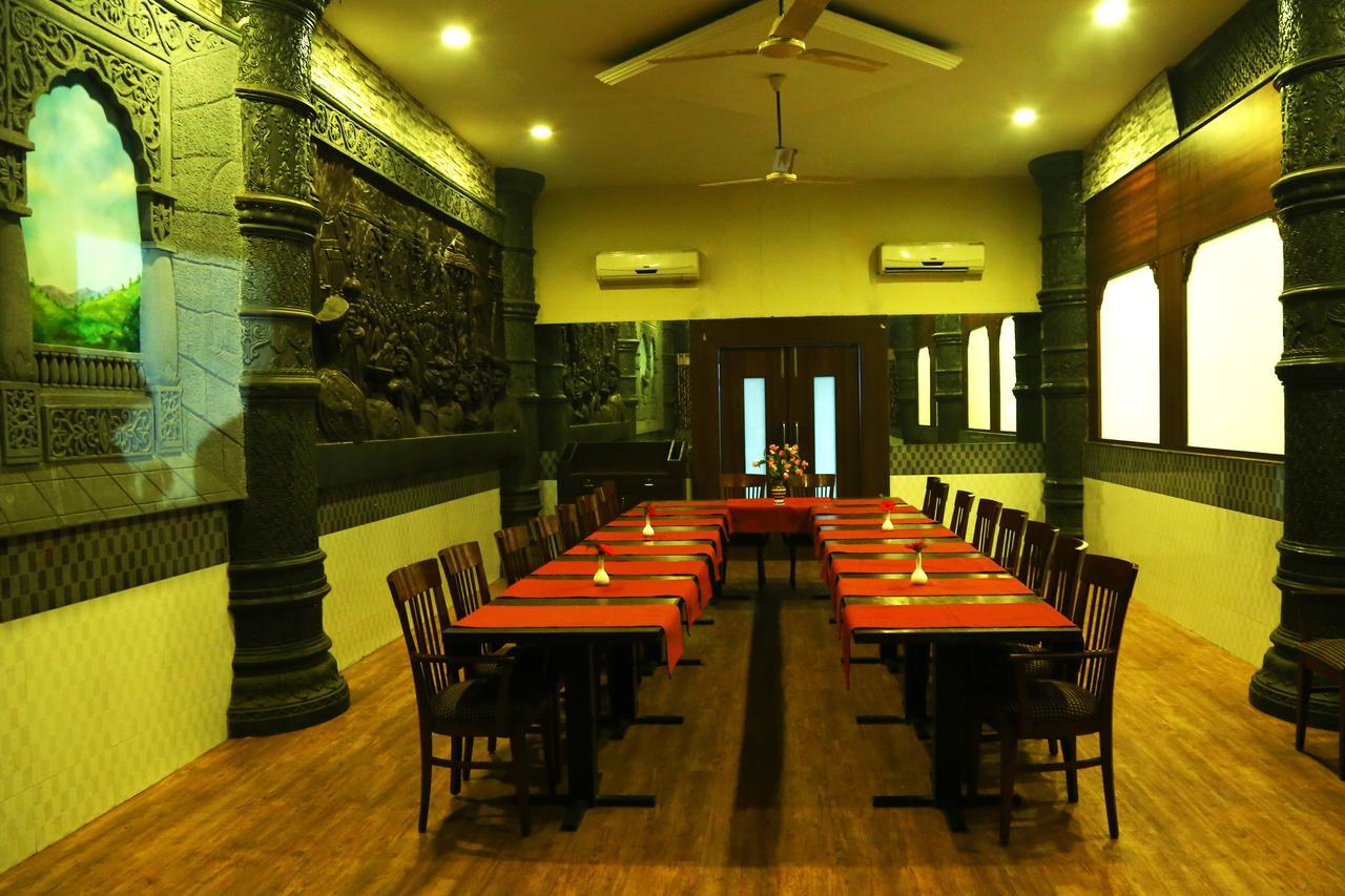 Hotel Maratha Palace,Satara Extérieur photo